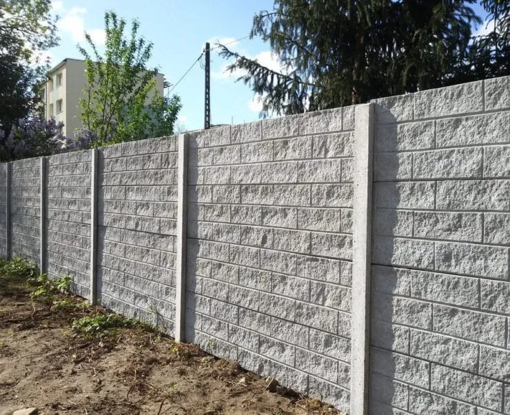 Zdjęcie Ile kosztuje ogrodzenie betonowe? Poznaj ukryte wydatki i oszczędności