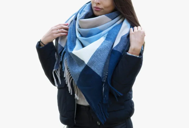 Zdjęcie Jaki szalik do granatowego płaszcza? Odkryj idealne połączenia kolorów