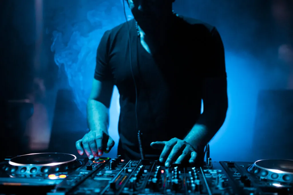 Zdjęcie Skąd DJ-e biorą muzykę? Odkryj legalne źródła i platformy