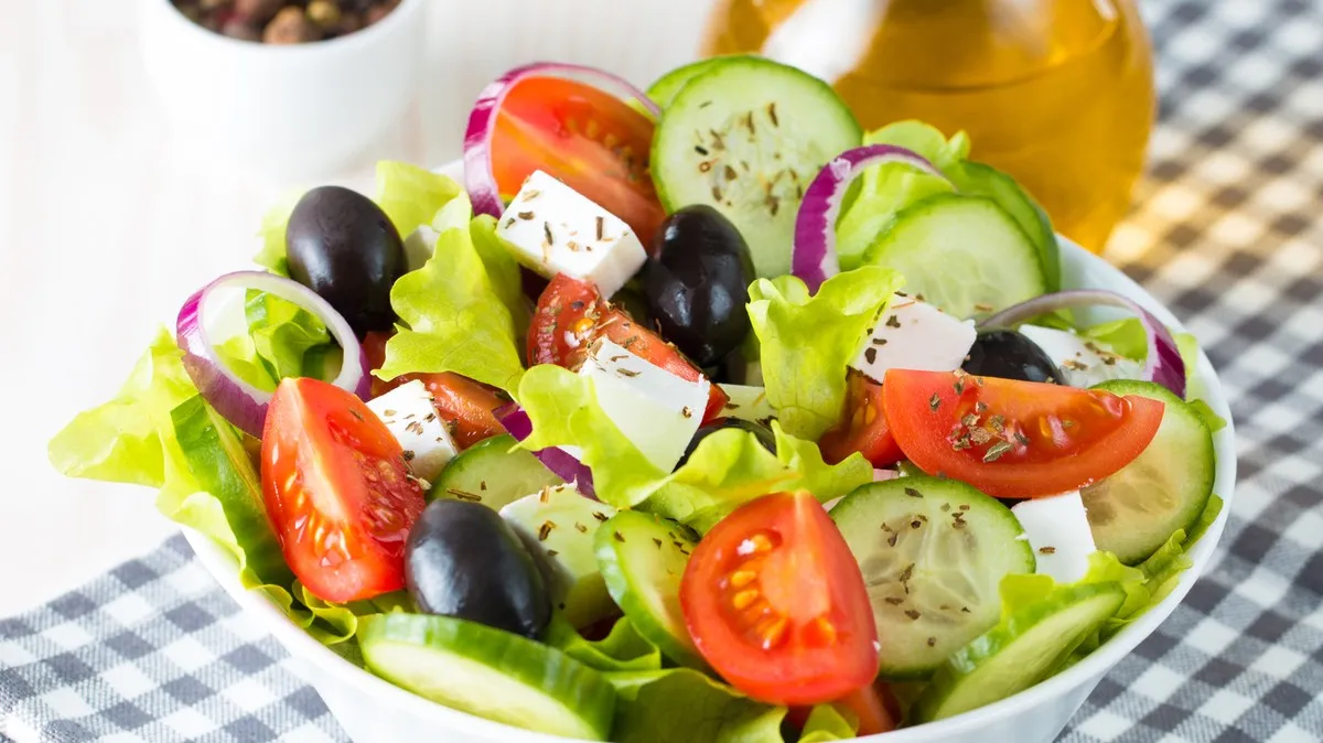 Zdjęcie Co do sałatki greckiej? Odkryj składniki i sposoby przygotowania