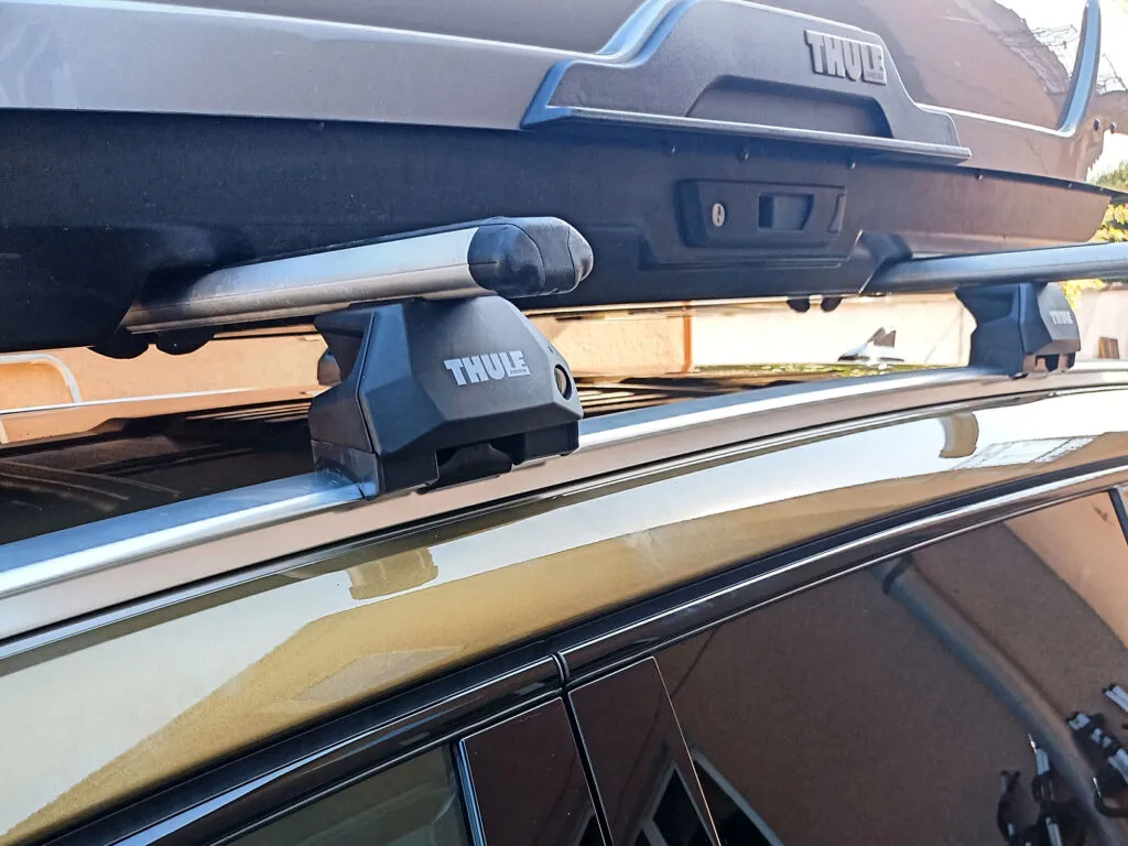 Zdjęcie Montaż belek bagażnika dachowego? Zrób to sam już w 15 minut!