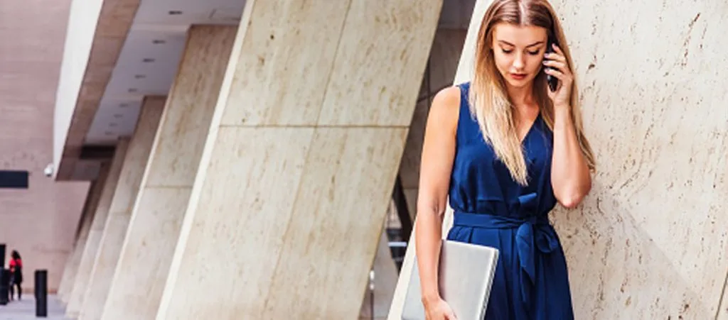 Zdjęcie Los mejores colores de zapatos que combinan con un vestido azul marino