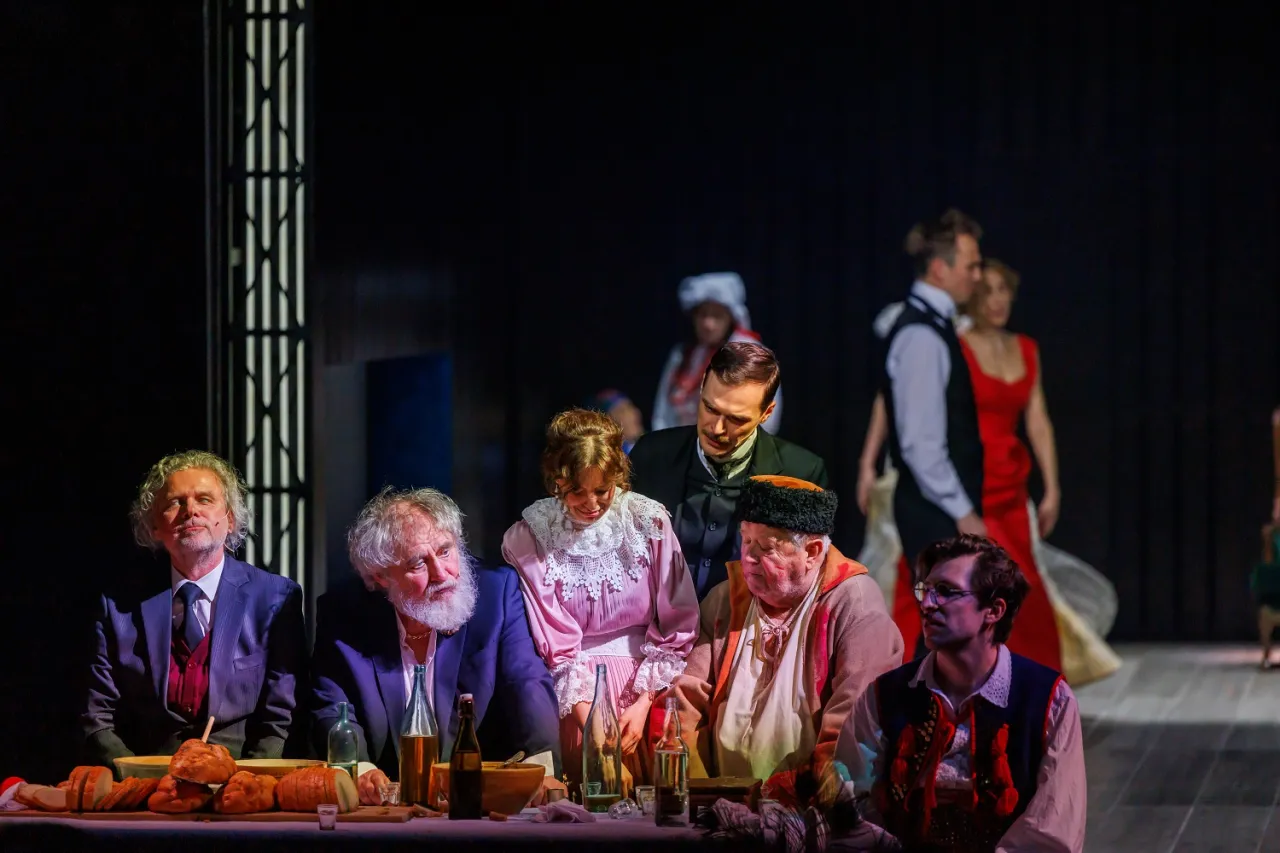 Zdjęcie Wesele spektakl - odkryj dramatyczne zmagania i emocje w teatrze