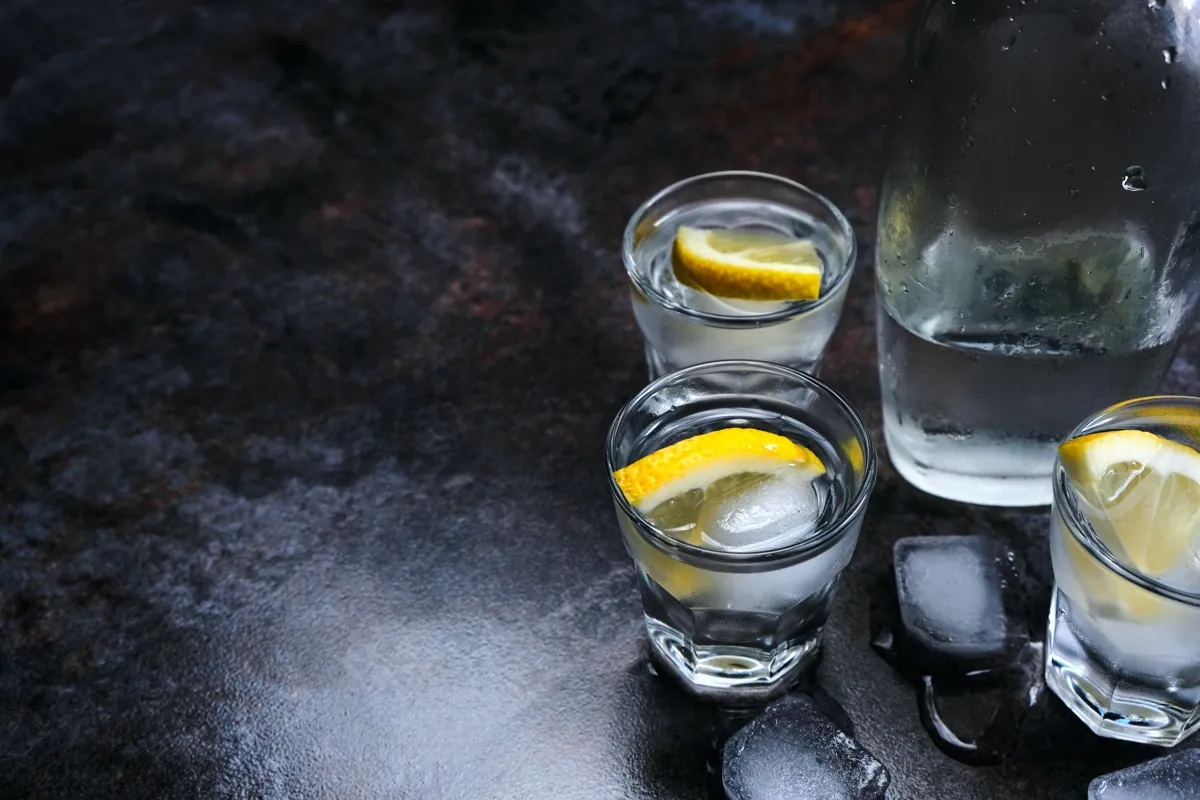 Zdjęcie Ile trzyma jeden kieliszek wódki? Odkryj czas metabolizmu alkoholu