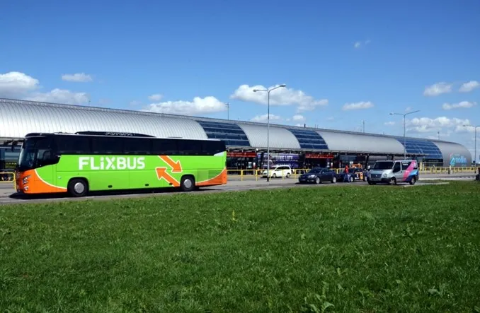 Zdjęcie Skąd odjeżdża dar bus w Warszawie? Sprawdź przystanki i lokalizacje