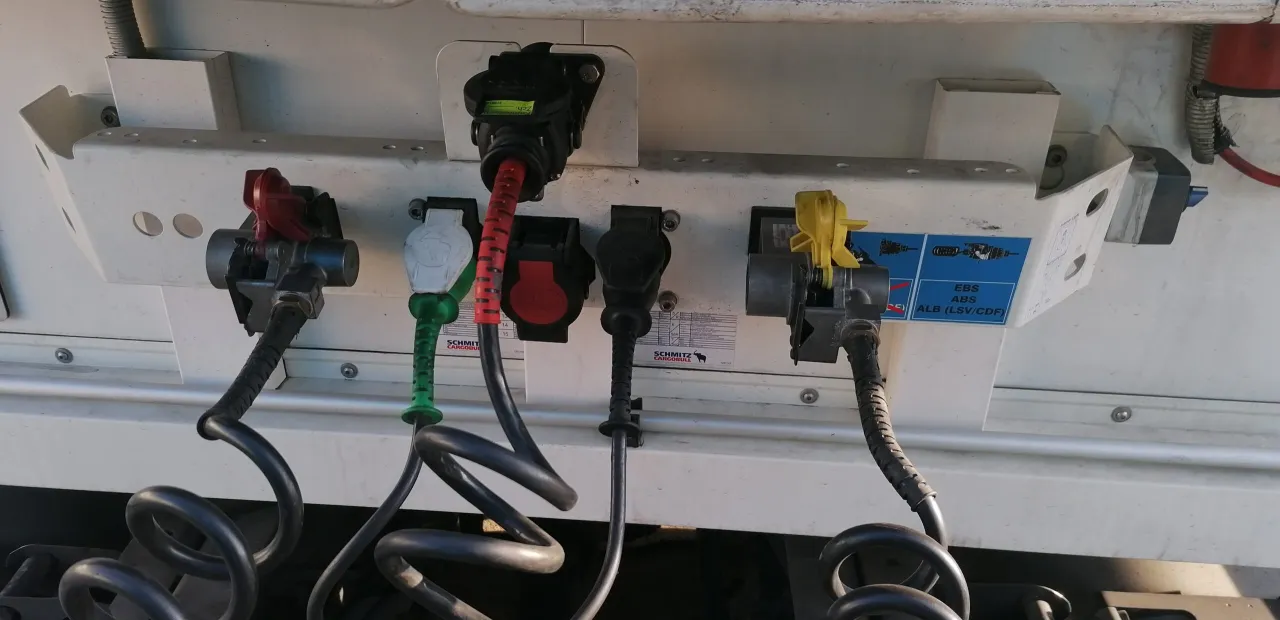 Zdjęcie Od czego jest żółty przewód w naczepie i jak uniknąć błędów?