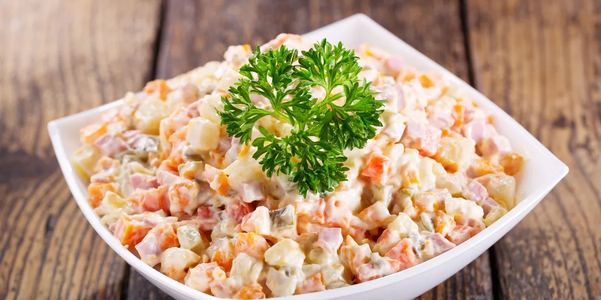 Zdjęcie Świeża sałatka jarzynowa na dłużej? Sprawdzone sposoby na kwaśnienie!