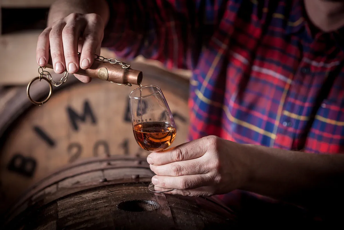 Zdjęcie Czy whisky to bimber? Odkryj kluczowe różnice między nimi