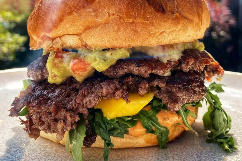 Zdjęcie Co to smash burger? Odkryj wyjątkowy smak i technikę przygotowania