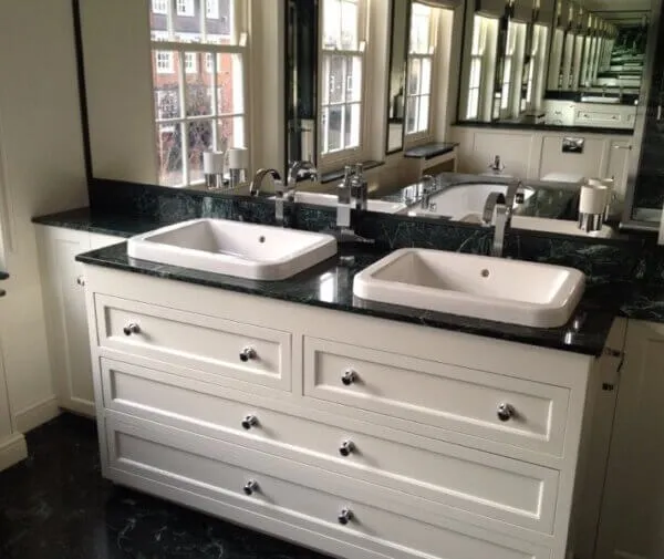 Zdjęcie Wybierz idealny kamień na blat do łazienki: porównanie 5 najlepszych materiałów