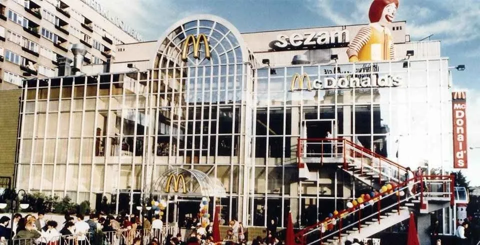 Zdjęcie Pierwszy w Polsce McDonald&#039;s – jak otwarcie zmieniło kraj