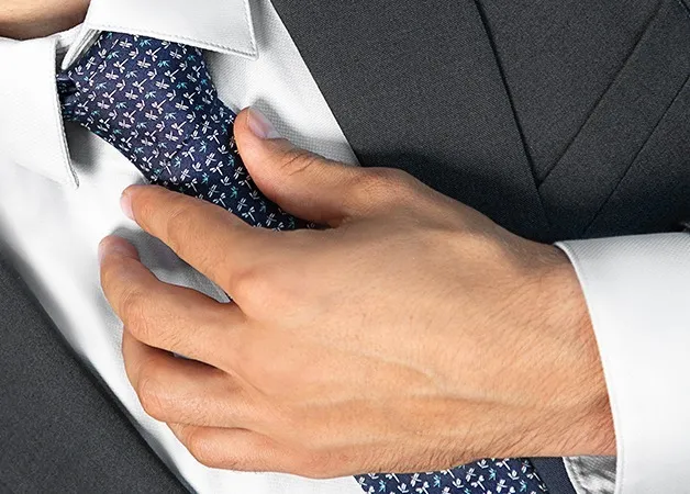 Zdjęcie Jaki krawat do szarej marynarki? Odkryj idealne kolory i style