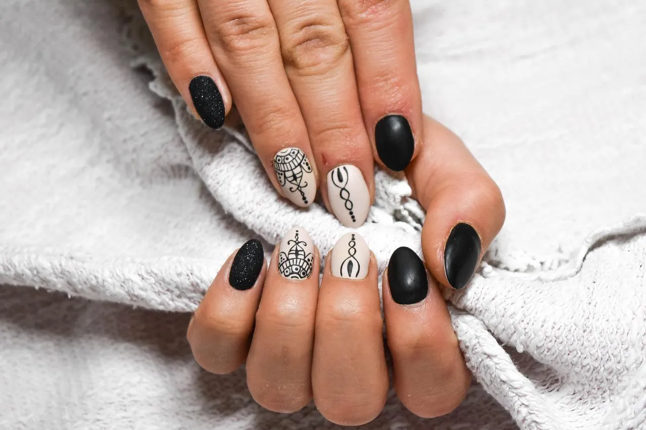 Zdjęcie Jak ładnie pomalować paznokcie? Proste triki na profesjonalny manicure w domu