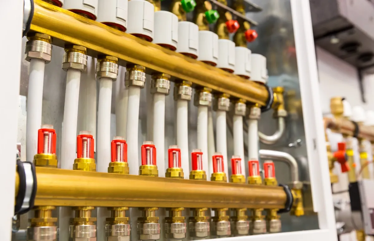 Zdjęcie Jak działa rozdzielacz ogrzewania podłogowego i dlaczego jest kluczowy?