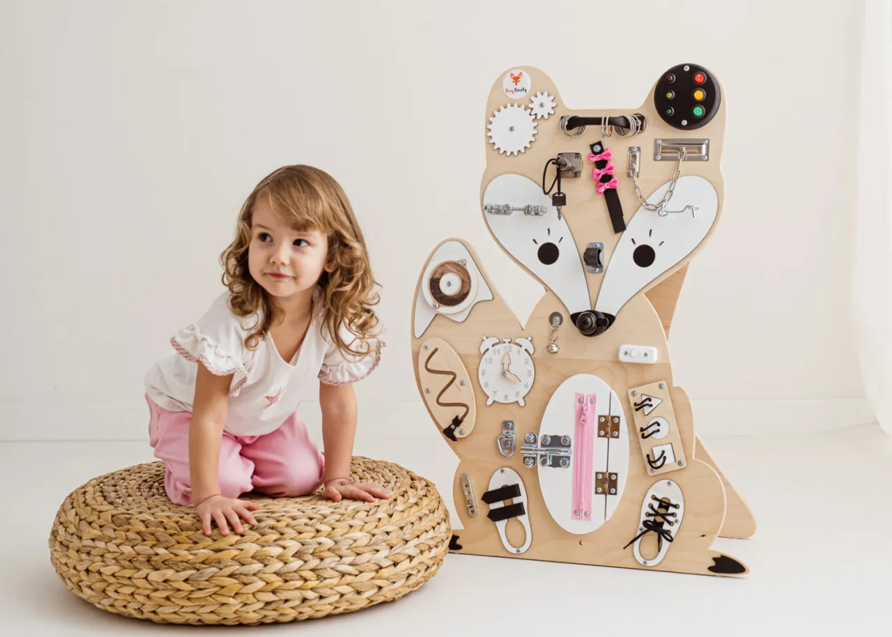 Zdjęcie Tablica sensoryczna dla niemowlaka - jak wspiera rozwój dziecka