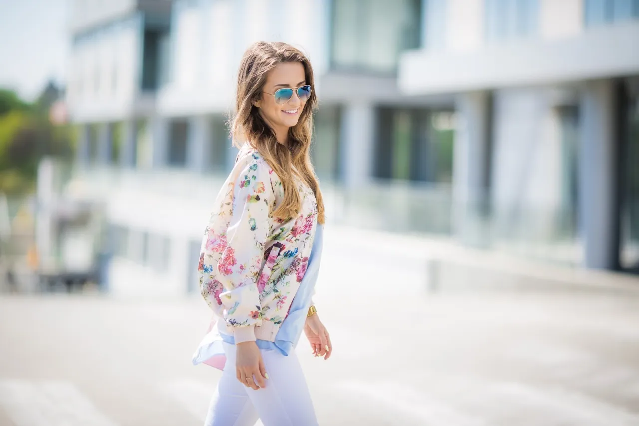 Zdjęcie Stylizacje z bomberką w kwiaty: 10 modnych inspiracji na każdą okazję