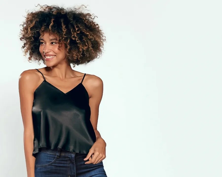 Zdjęcie Satynowy top: stylizacje na każdą okazję inspiracje i porady