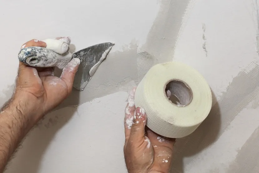 Zdjęcie Jak zakleić dziury w ścianie po kołkach i uniknąć nieestetycznych śladów