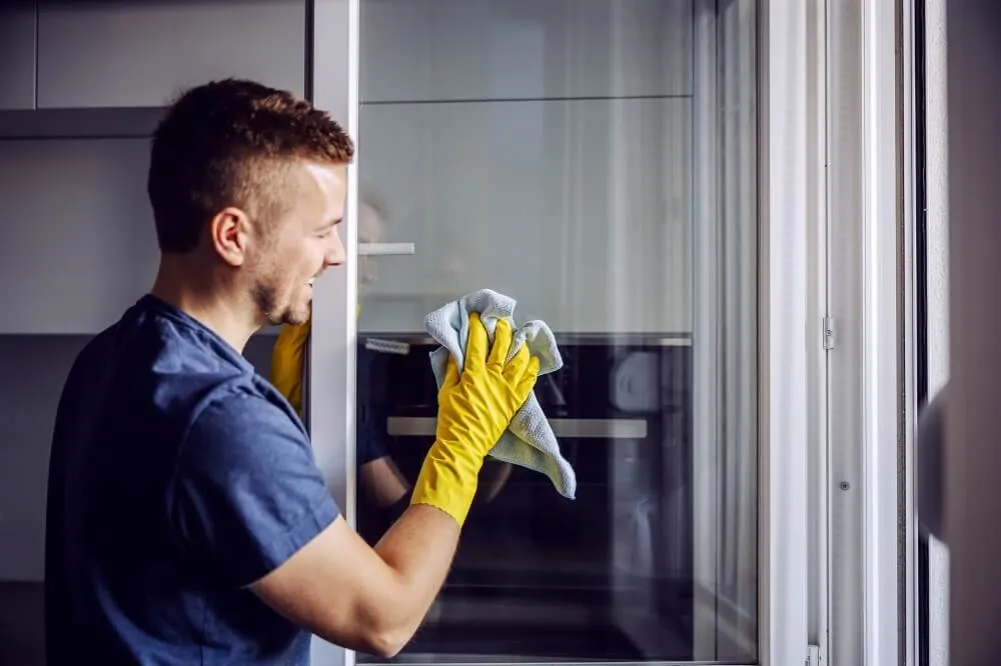 Zdjęcie Skuteczne metody, czym zmyć klej z okna plastikowego bez uszkodzeń