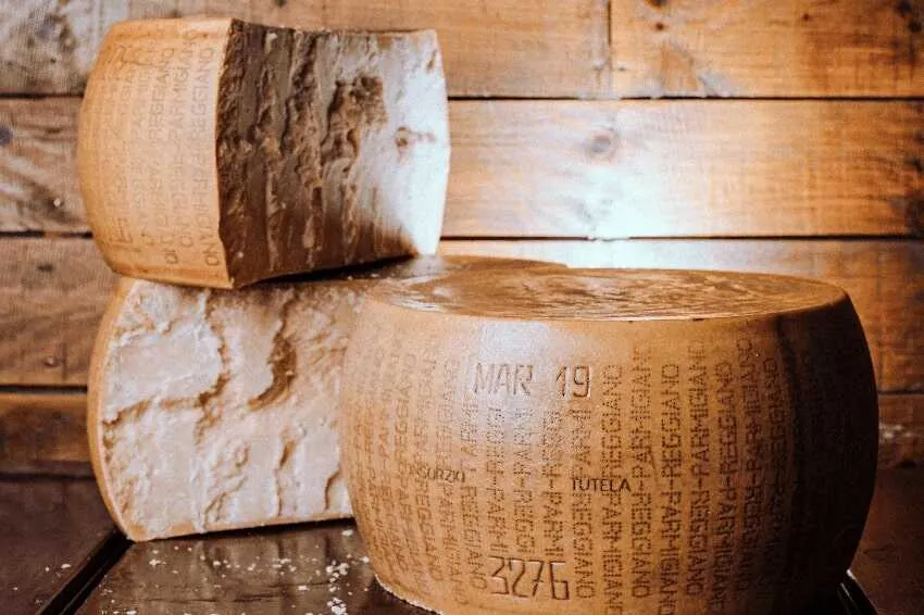 Zdjęcie Czy parmigiano reggiano to parmezan? Odkryj kluczowe różnice
