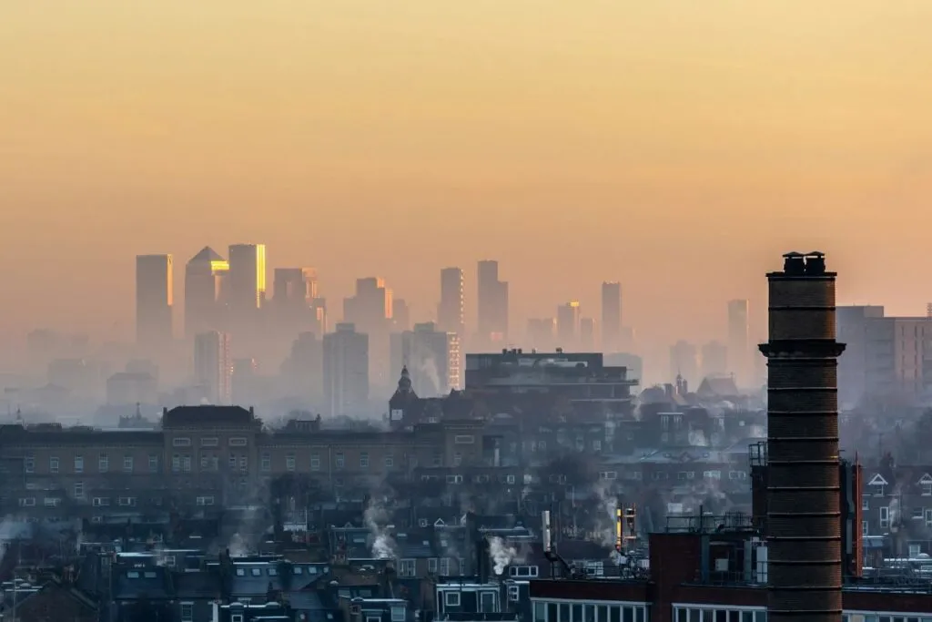 Zdjęcie Jak powstaje smog? Poznaj przyczyny i skutki zanieczyszczeń atmosferycznych