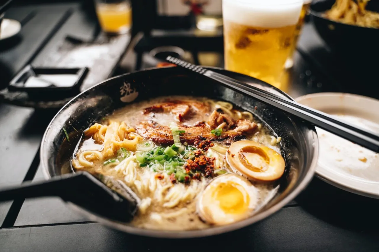 Zdjęcie Gdzie na ramen we Wrocławiu? Sprawdź najlepsze miejsca i uniknij rozczarowania!