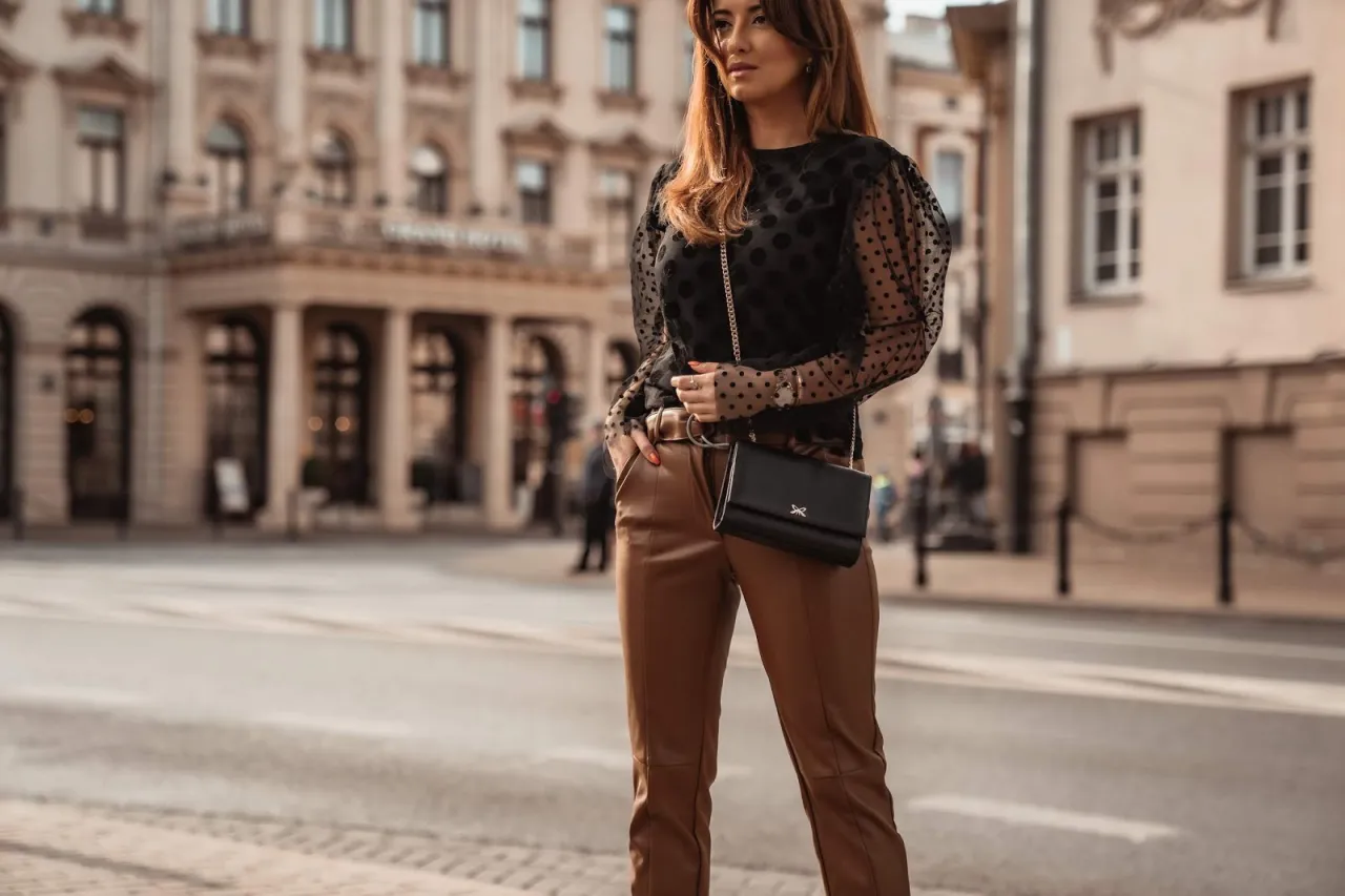 Zdjęcie Karmelowe spodnie: 20+ stylizacji na każdą okazję. Bądź modna!