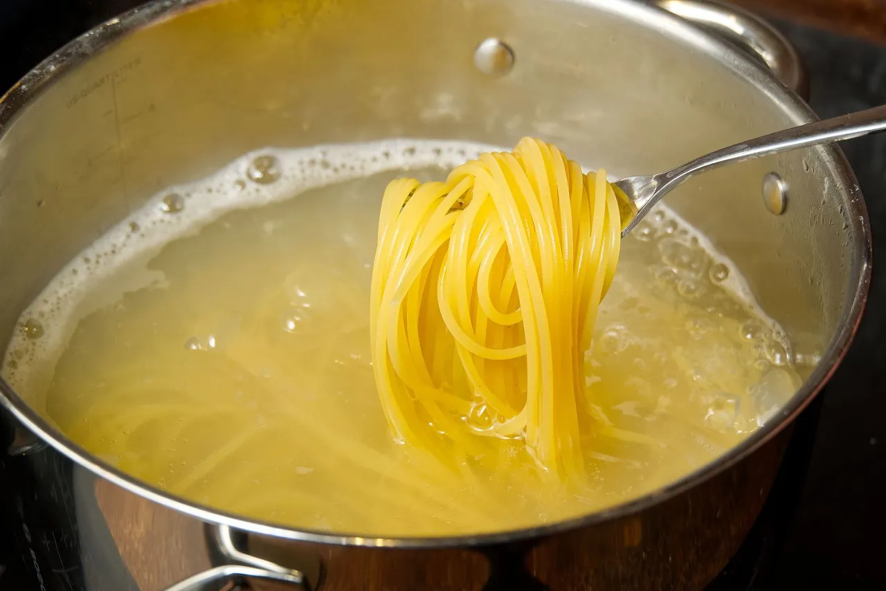 Zdjęcie Kalorie w makaronie spaghetti: ile naprawdę mają surowe i gotowane?
