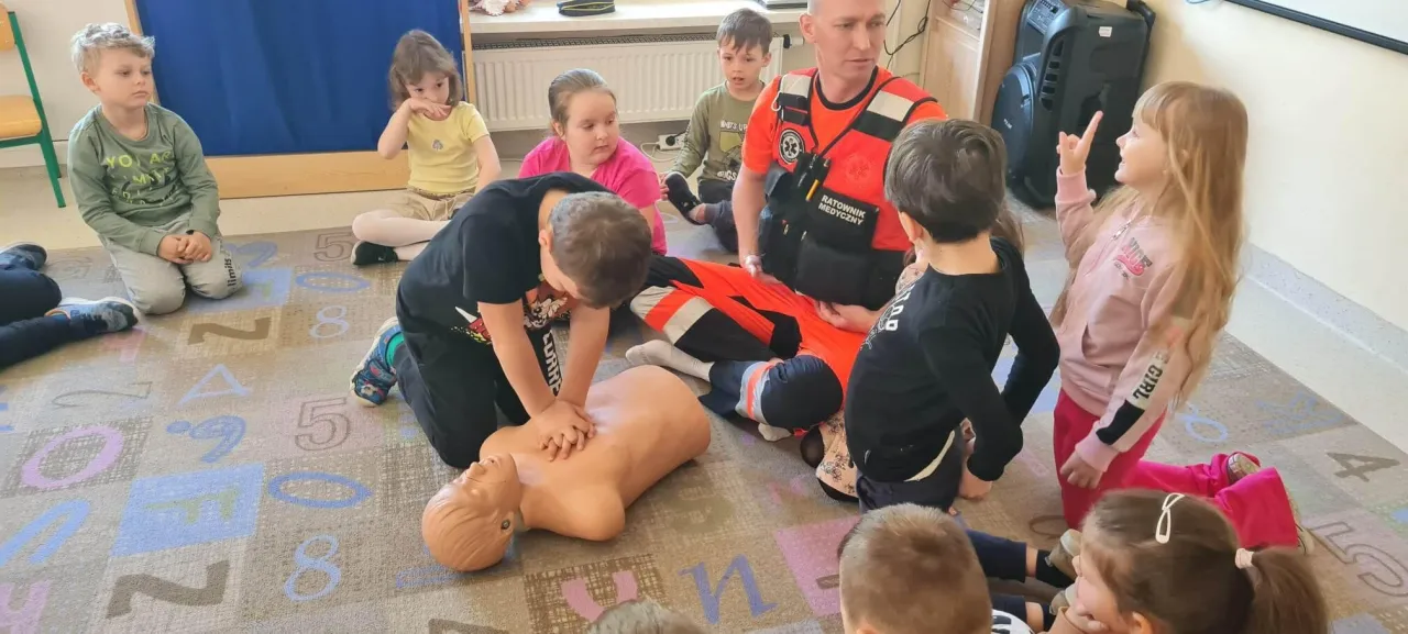 Zdjęcie Zajęcia z ratownikiem medycznym w przedszkolu, które ratują życie dzieci