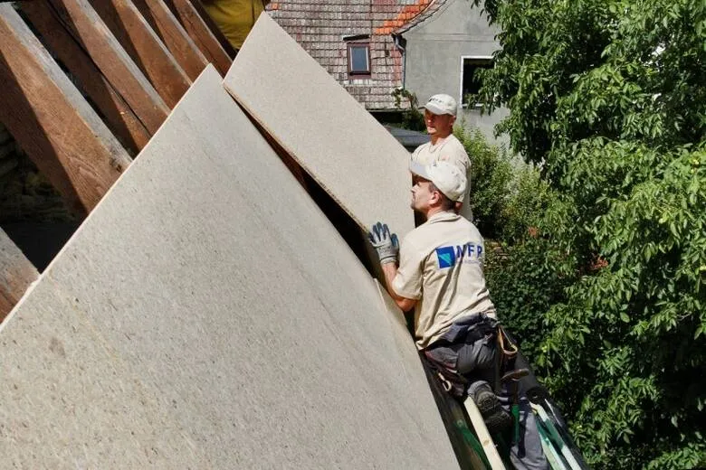 Zdjęcie Czym pokryć dach z płyty OSB? Najlepsze materiały i porady