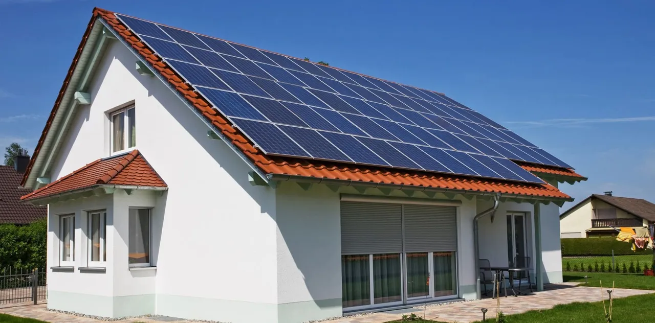 Zdjęcie Jak zainstalować elektrownię słoneczną na dachu i zaoszczędzić na energii