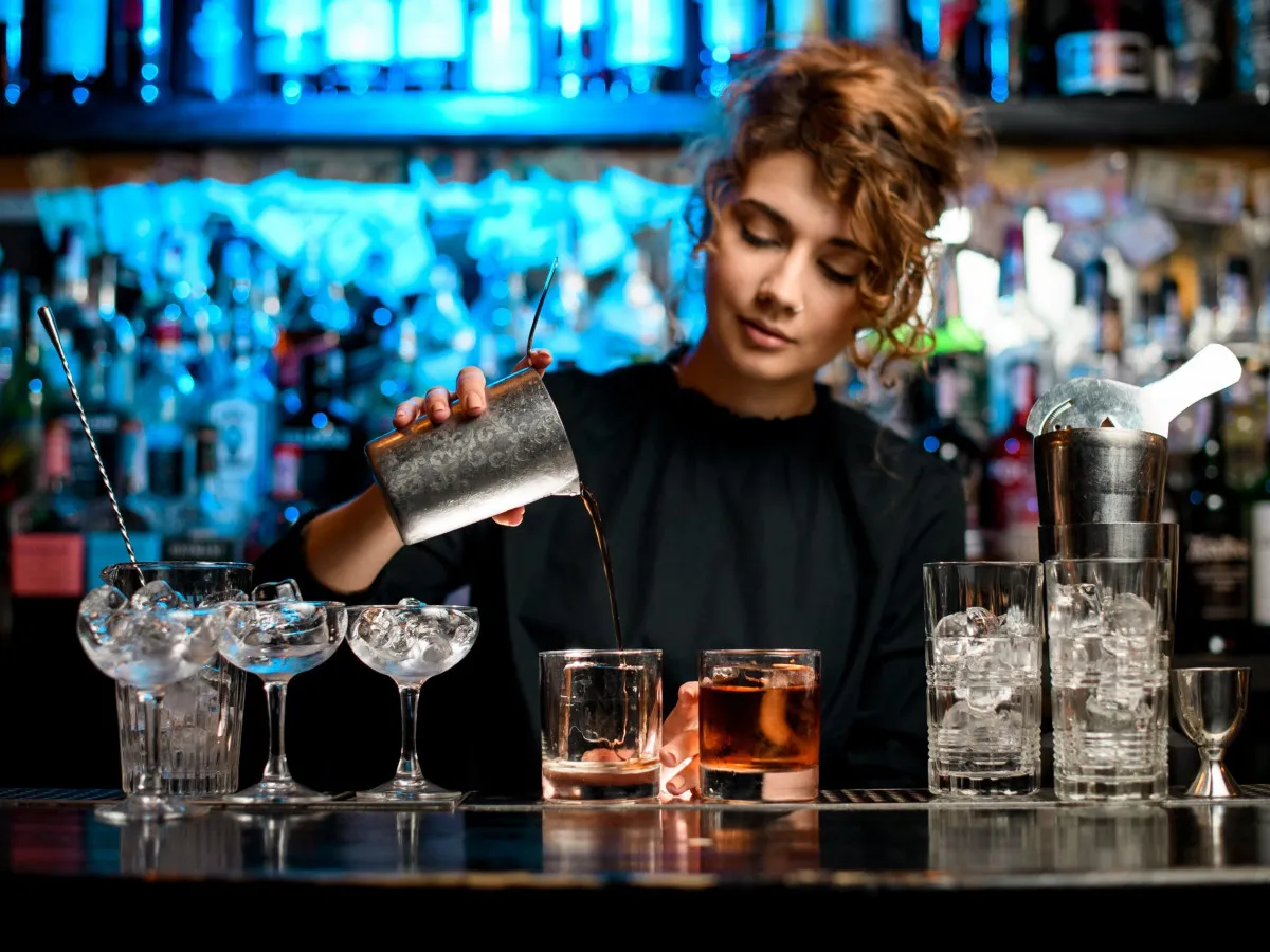 Zdjęcie Ile zarabia barman w hotelu? Zaskakujące fakty o wynagrodzeniach