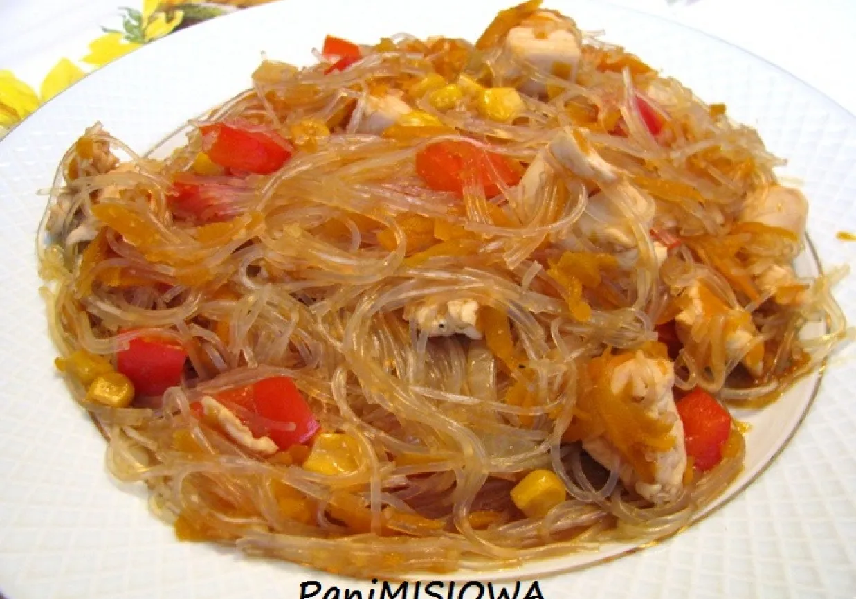 Zdjęcie Ile kalorii ma makaron sojowy z kurczakiem i warzywami? Sprawdź teraz!