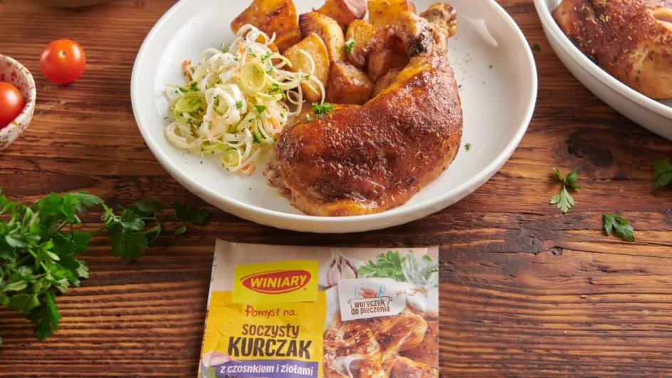 Zdjęcie W jakiej temperaturze piec kurczaka w rękawie, by uniknąć wysuszenia?