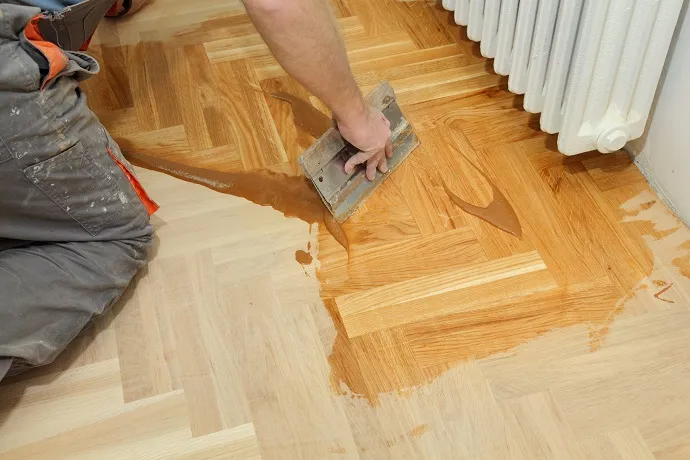 Zdjęcie Czy lakier do parkietu jest szkodliwy? Sposoby na bezpieczny wybór i użycie.