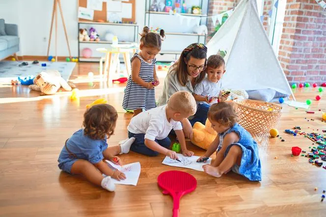 Zdjęcie Ile zarabia opiekunka dziecięca? Sprawdź, co wpływa na pensję