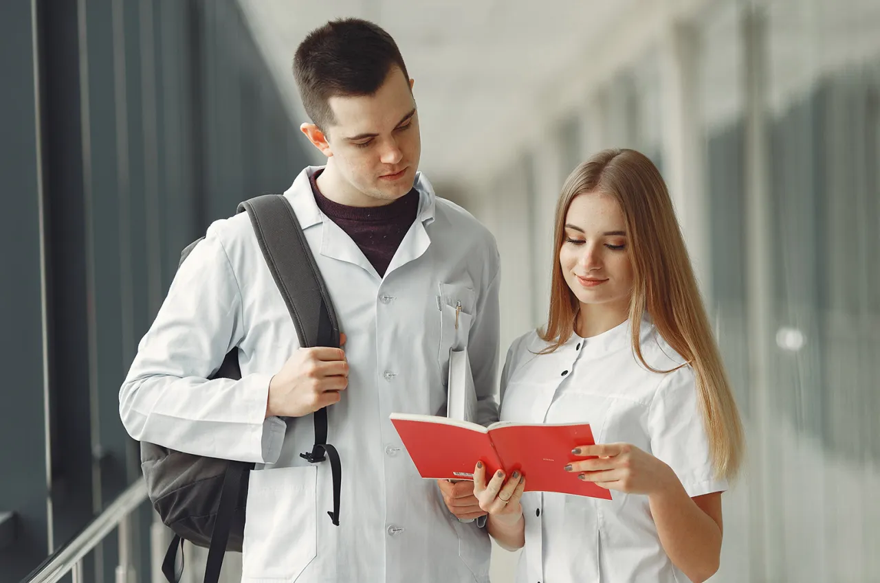 Zdjęcie Czy studia medyczne są płatne? Poznaj ukryte koszty i opcje darmowe