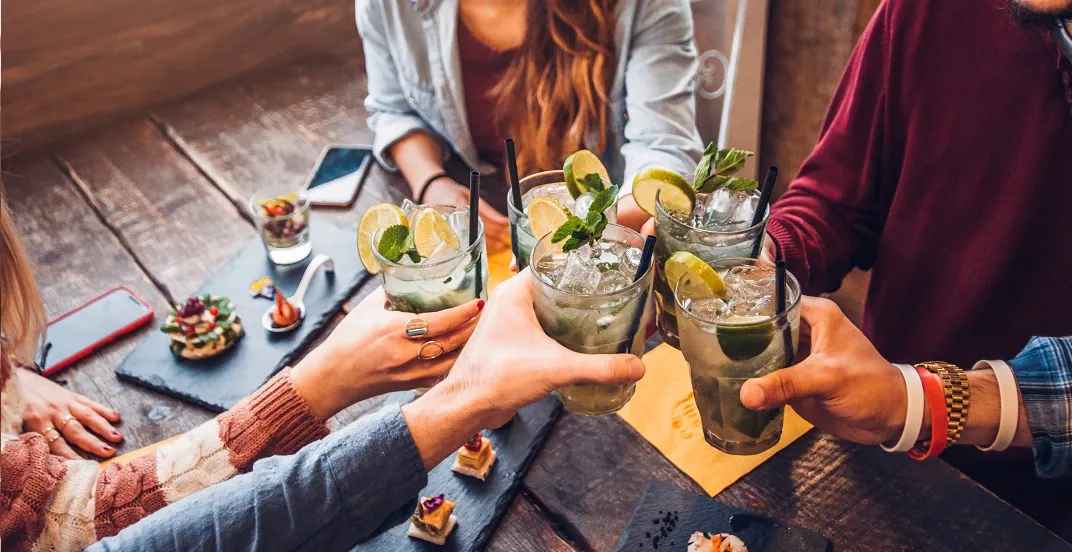 Zdjęcie Czy wódka tuczy? Sprawdź, jak wpływa na twoją wagę i apetyt