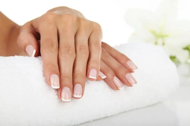Zdjęcie Jak zrobić francuski manicure z paskami i uzyskać perfekcyjny efekt w domu