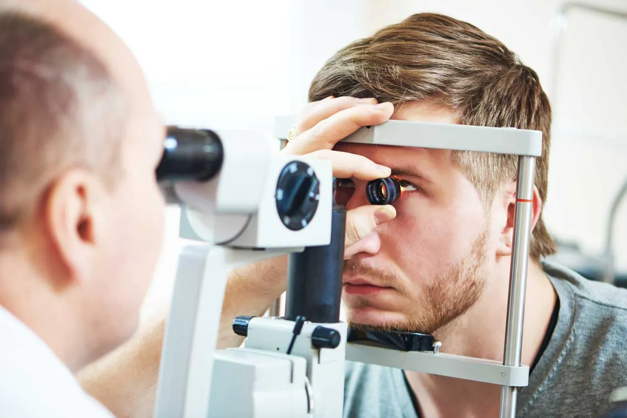 Zdjęcie Badanie wzroku: okulista czy optometrysta? Kluczowe różnice i wybór