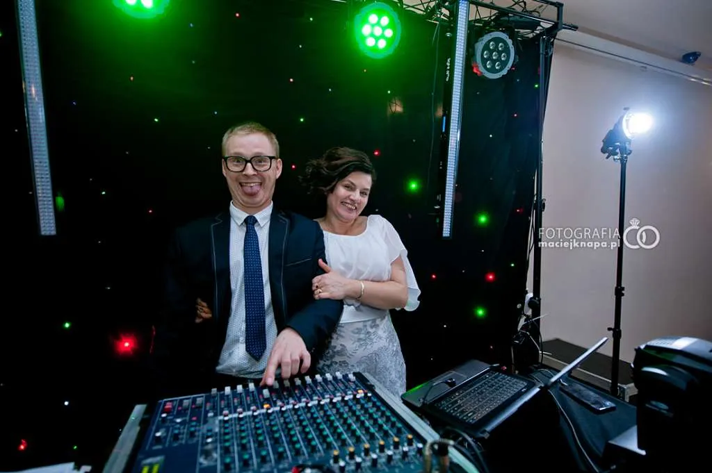 Zdjęcie DJ czy orkiestra na wesele - co wybrać, by uniknąć rozczarowania?