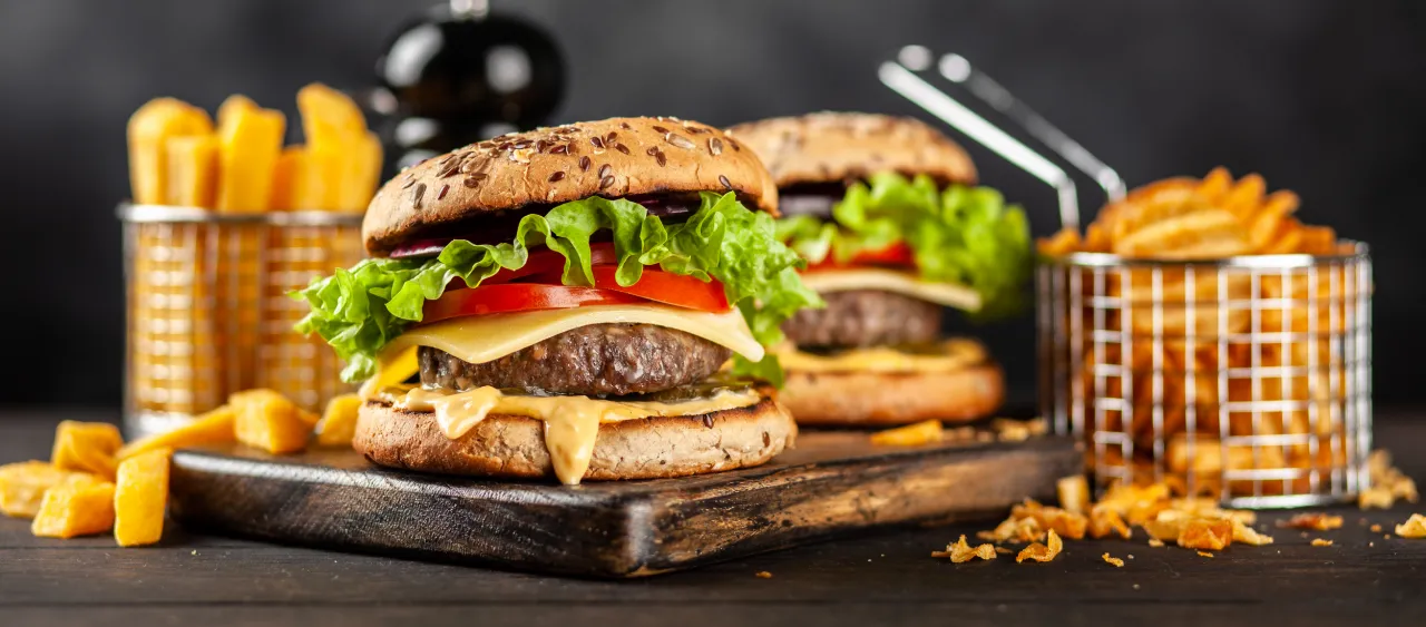Zdjęcie Ile kalorii ma burger wołowy z frytkami? Sprawdź, zanim zamówisz!