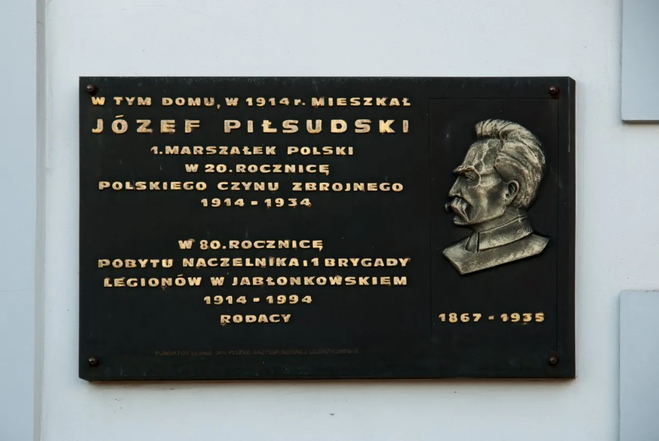 Zdjęcie Zapomniana tablica upamiętniająca Józefa Piłsudskiego: historia i lokalizacja