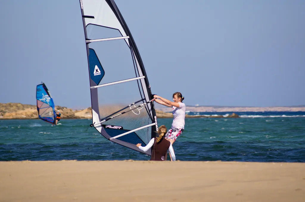 Zdjęcie Windsurfing jak pływać – proste kroki, aby uniknąć frustracji