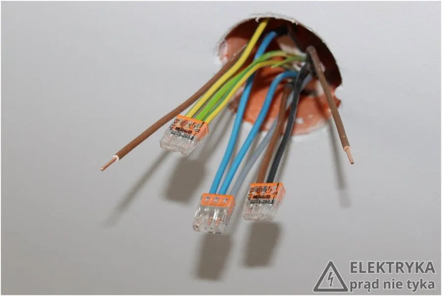 Zdjęcie Jak bezpiecznie podłączyć prąd w puszce elektrycznej - kompletny schemat