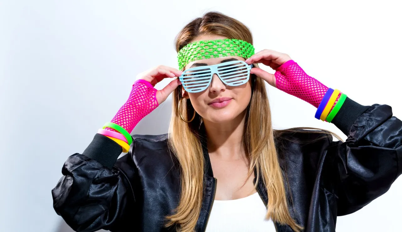 Zdjęcie Co było modne w latach 80? Odkryj kultowe trendy i stylizacje