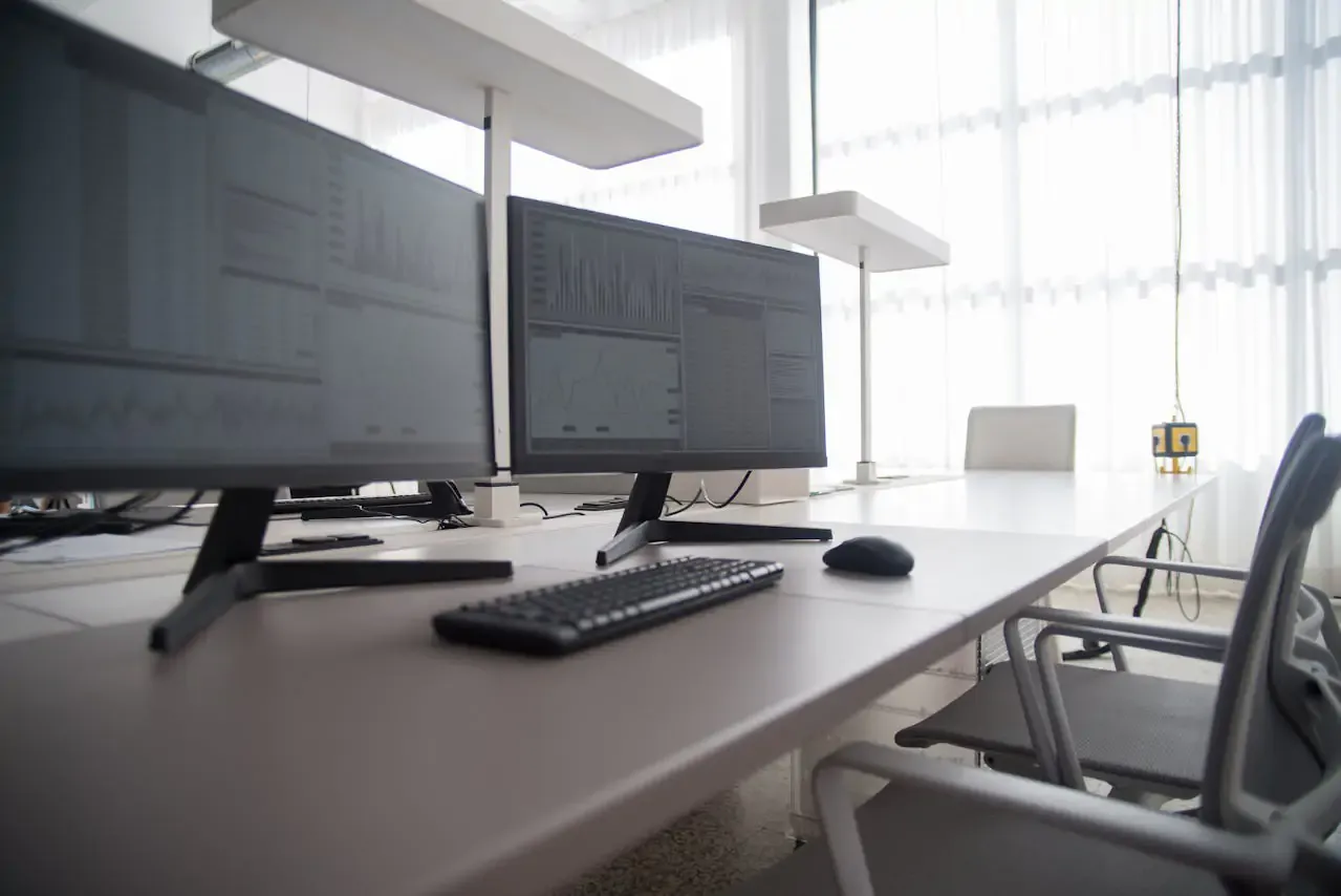 Zdjęcie Najlepsze biurko na dwa monitory: komfort i ergonomia pracy