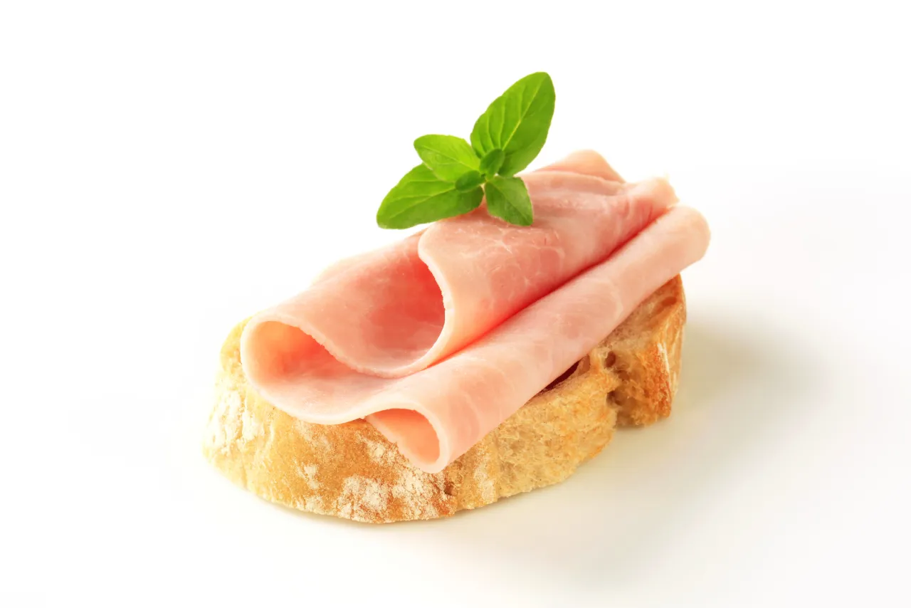 Zdjęcie Kanapka z szynką: Ile kalorii i jak wpływa na dietę?