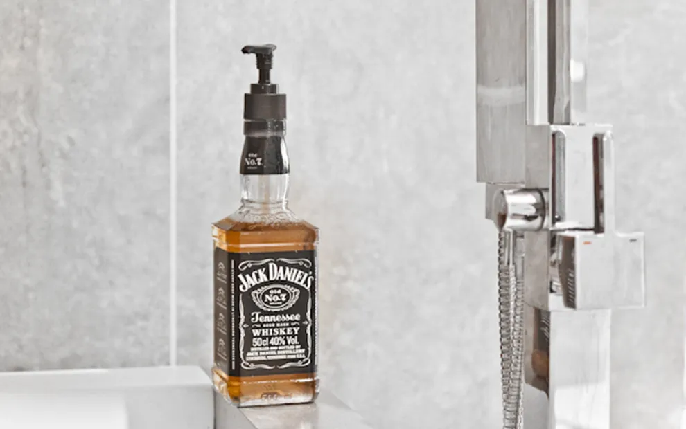 Zdjęcie Jak bez wysiłku wyjąć dozownik z butelki Jack Daniels? Sprytny trik