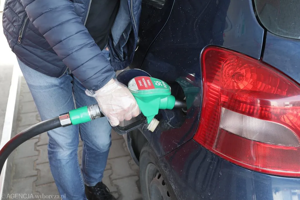 Zdjęcie Ile można wlać diesla do benzyny i jakie są tego konsekwencje